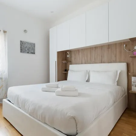 Guesthost - Modern In Corvetto Appartamento